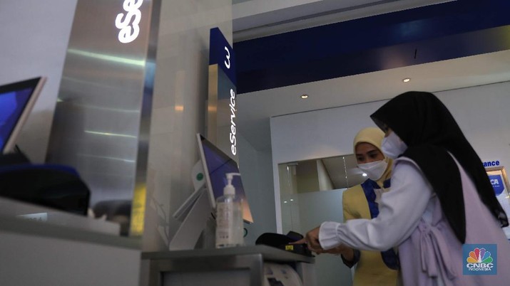 Suasana tukar ATM Chip Bank BCA. (CNBC Indonesia/Muhammad Sabki)