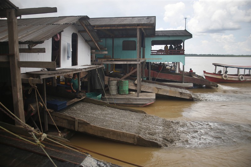 Tambang emas ilegal di sungai Amazone, Brazil. (AP/Edmar Barros)
