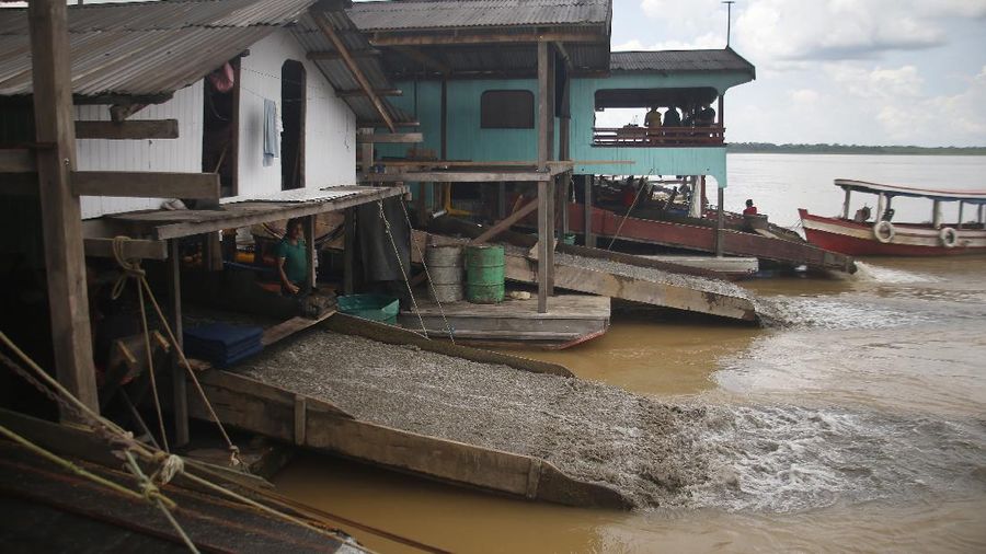 Tambang emas ilegal di sungai Amazone, Brazil. (AP/Edmar Barros)