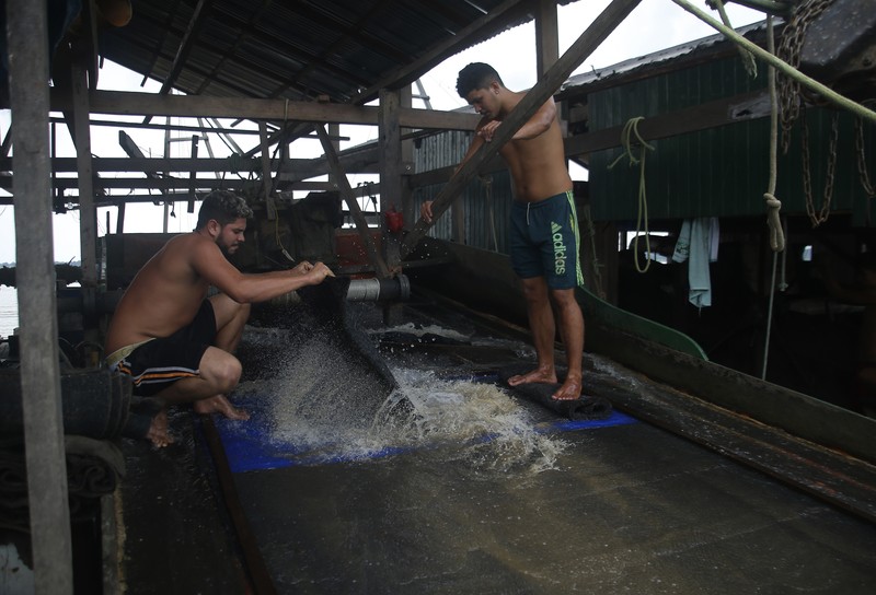 Tambang emas ilegal di sungai Amazone, Brazil. (AP/Edmar Barros) Tambang emas ilegal di sungai Amazone, Brazil. (AP/Edmar Barros)