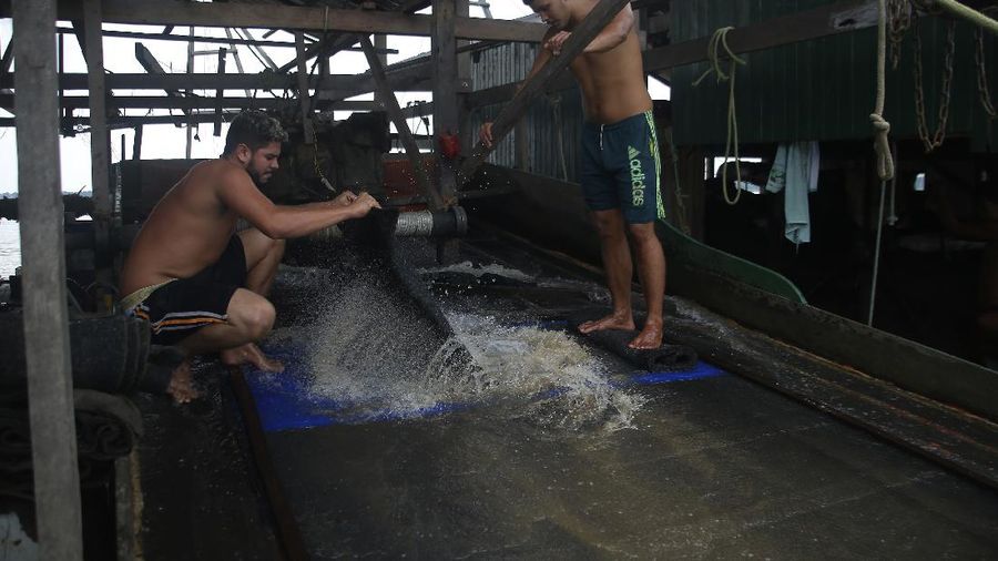 Tambang emas ilegal di sungai Amazone, Brazil. (AP/Edmar Barros)