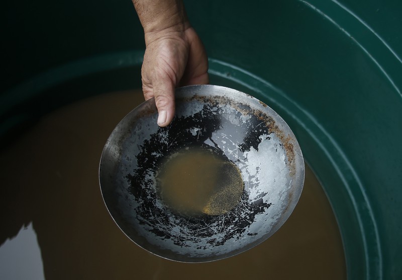 Tambang emas ilegal di sungai Amazone, Brazil. (AP/Edmar Barros)
