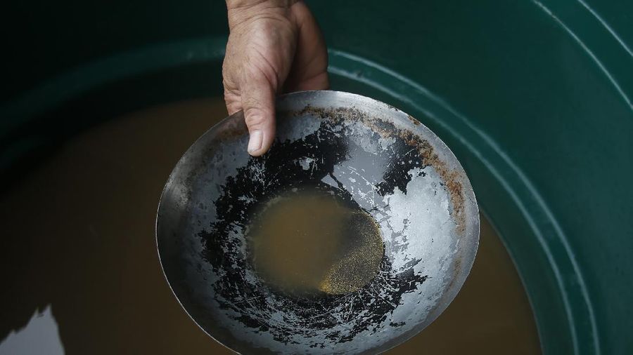 Tambang emas ilegal di sungai Amazone, Brazil. (AP/Edmar Barros)