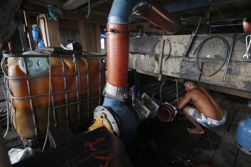 Tambang emas ilegal di sungai Amazone, Brazil. (AP/Edmar Barros)