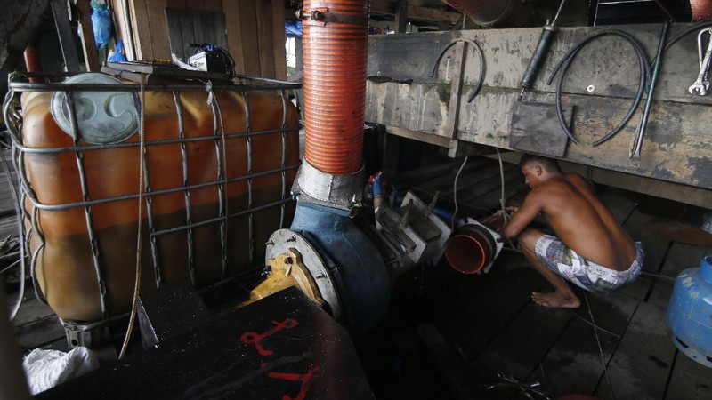 Tambang emas ilegal di sungai Amazone, Brazil. (AP/Edmar Barros)