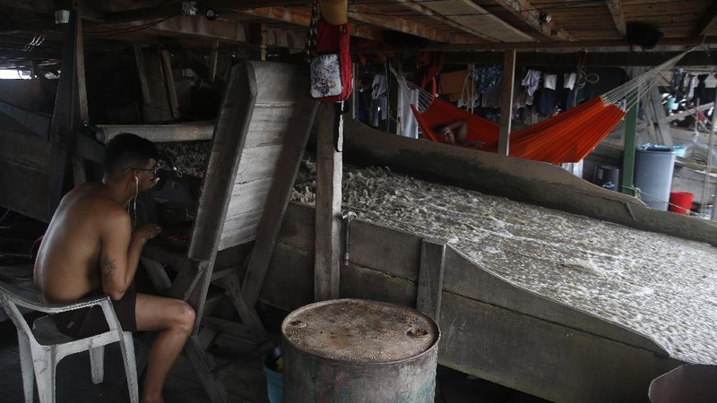 Tambang emas ilegal di sungai Amazone, Brazil. (AP/Edmar Barros)