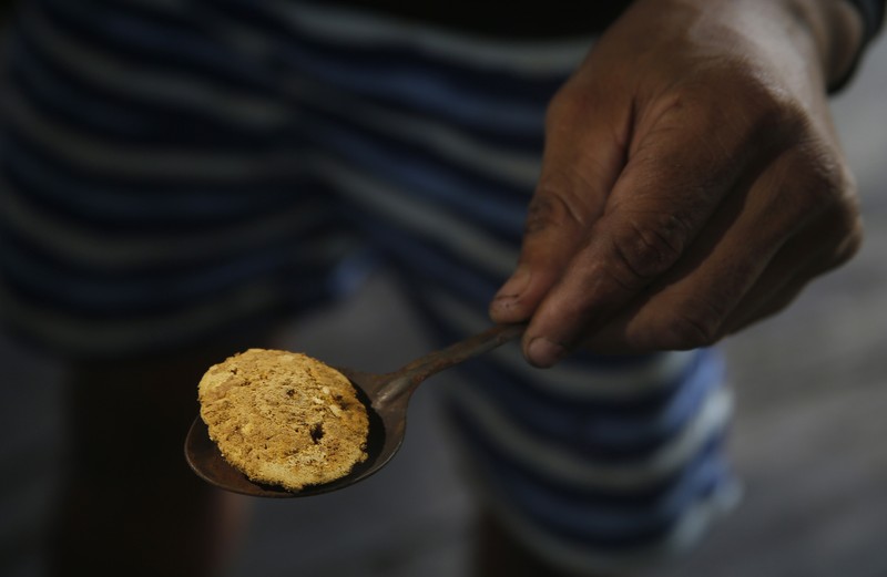 Tambang emas ilegal di sungai Amazone, Brazil. (AP/Edmar Barros)