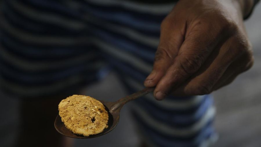 Tambang emas ilegal di sungai Amazone, Brazil. (AP/Edmar Barros)