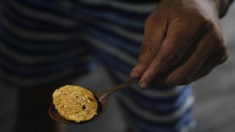 Tambang emas ilegal di sungai Amazone, Brazil. (AP/Edmar Barros)
