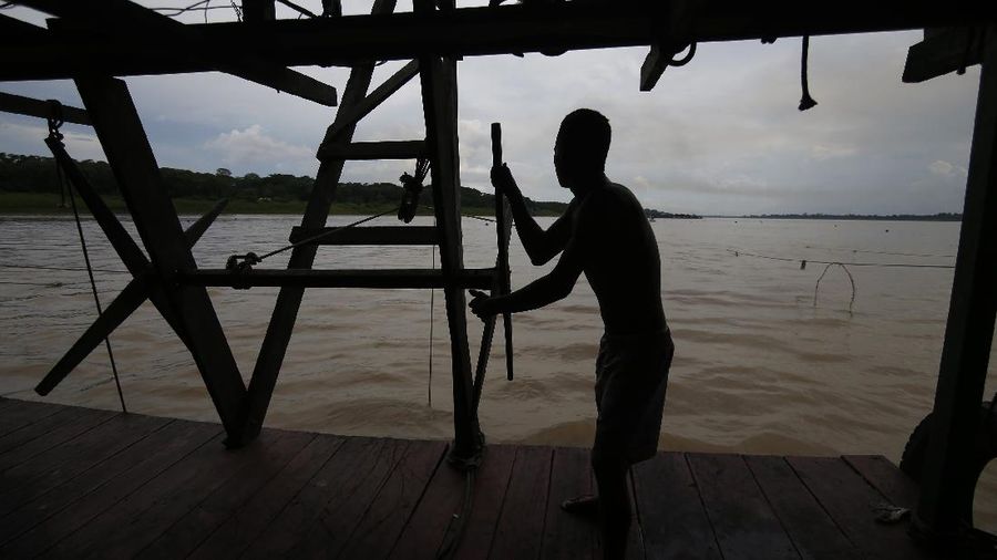 Tambang emas ilegal di sungai Amazone, Brazil. (AP/Edmar Barros)