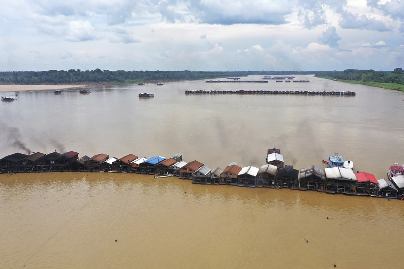 Tambang emas ilegal di sungai Amazone, Brazil. (AP/Edmar Barros)