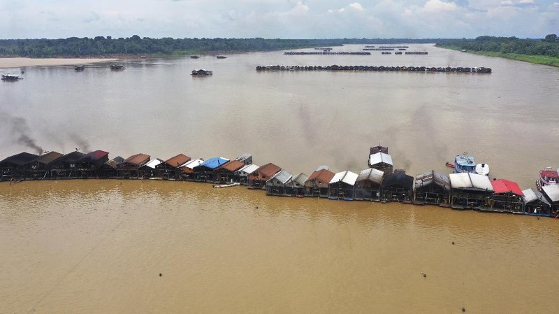 Tambang emas ilegal di sungai Amazone, Brazil. (AP/Edmar Barros)