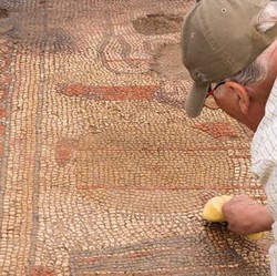Wow! Liontin Romawi Kuno Berbentuk Penis Ditemukan di Inggris