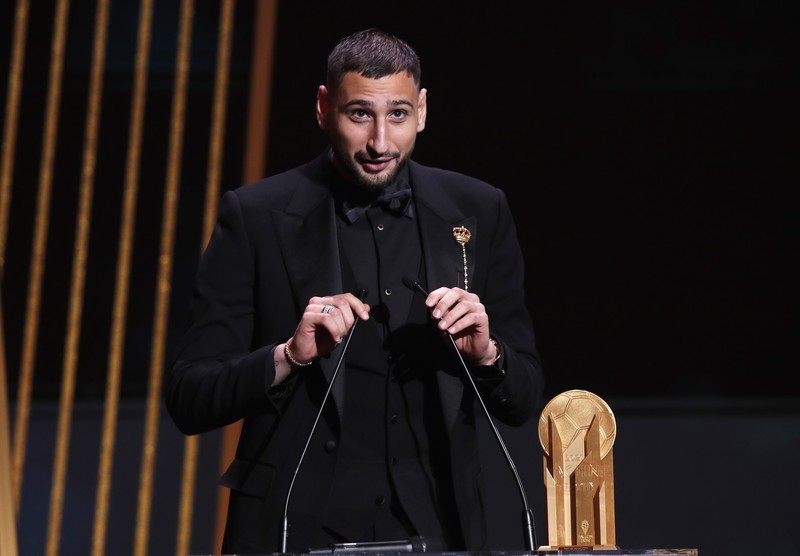 Lionel Messi memegang trofi Ballon d'Or 2021. (REUTERS/BENOIT TESSIER)