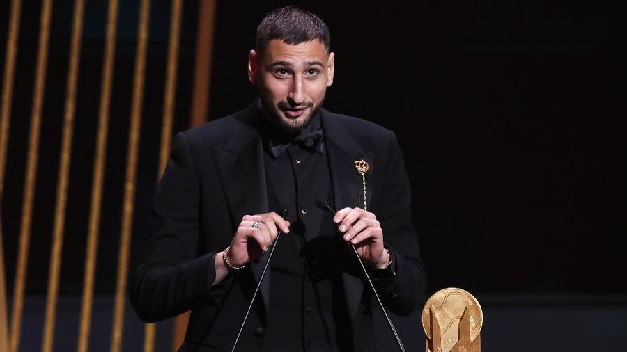 Lionel Messi memegang trofi Ballon d'Or 2021. (REUTERS/BENOIT TESSIER)