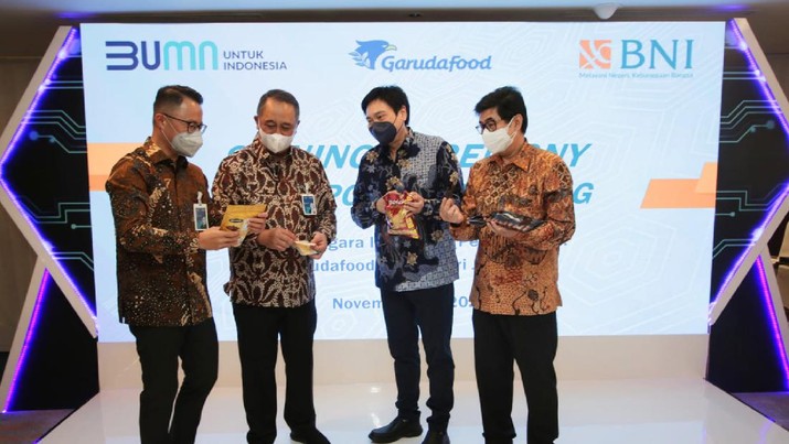 BNI Direktur Corporate Banking BNI Silvano Rumantir, Dirut BNI Royke Tumilaar, Dirut Garudafood Hardianto Atmadja dan Direktur Garudafood Robert Chandrakelana Adjie berbincang dalam acara Signing Ceremony & Corporate Meeting.
