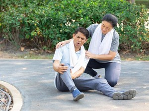 Klik di Lutut karena Cedera Olahraga? Bisa Jadi Butuh Penanganan Serius