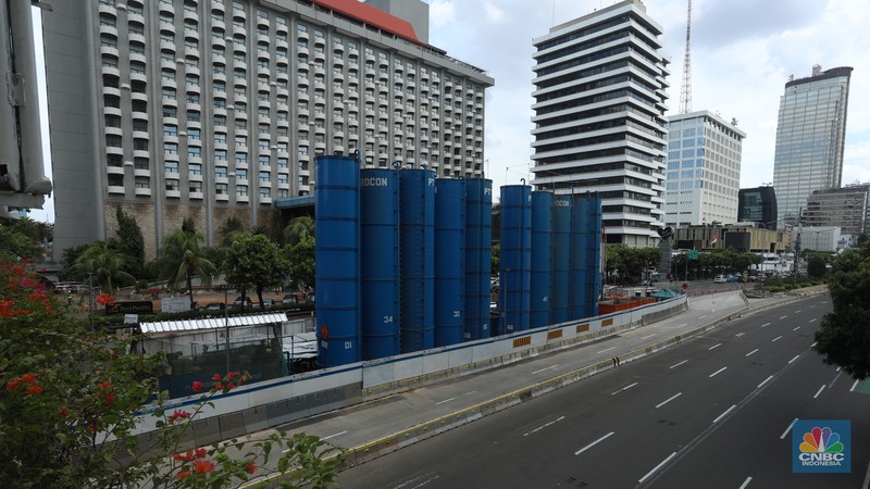 Pekerja menyelesaikan pengerjaan pembangunan proyek MRT Fase II CP 201 di kawasan  M.H. Thamrin, Jakarta, Rabu (1/12/2021). (CNBC Indonesia/Andrean Kristianto)