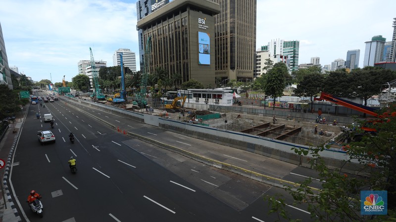 Pekerja menyelesaikan pengerjaan pembangunan proyek MRT Fase II CP 201 di kawasan M.H. Thamrin, Jakarta, Rabu (1/12/2021). (CNBC Indonesia/Andrean Kristianto) Pekerja menyelesaikan pengerjaan pembangunan proyek MRT Fase II CP 201 di kawasan M.H. Thamrin, Jakarta, Rabu (1/12/2021). (CNBC Indonesia/Andrean Kristianto)