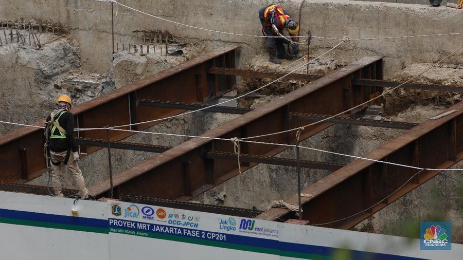 Pekerja menyelesaikan pengerjaan pembangunan proyek MRT Fase II CP 201 di kawasan  M.H. Thamrin, Jakarta, Rabu (1/12/2021). (CNBC Indonesia/Andrean Kristianto)
