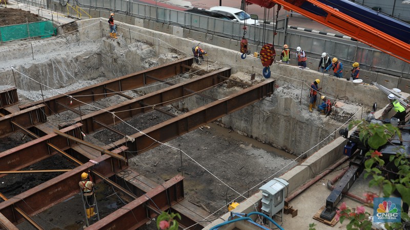 Pekerja menyelesaikan pengerjaan pembangunan proyek MRT Fase II CP 201 di kawasan  M.H. Thamrin, Jakarta, Rabu (1/12/2021). (CNBC Indonesia/Andrean Kristianto)