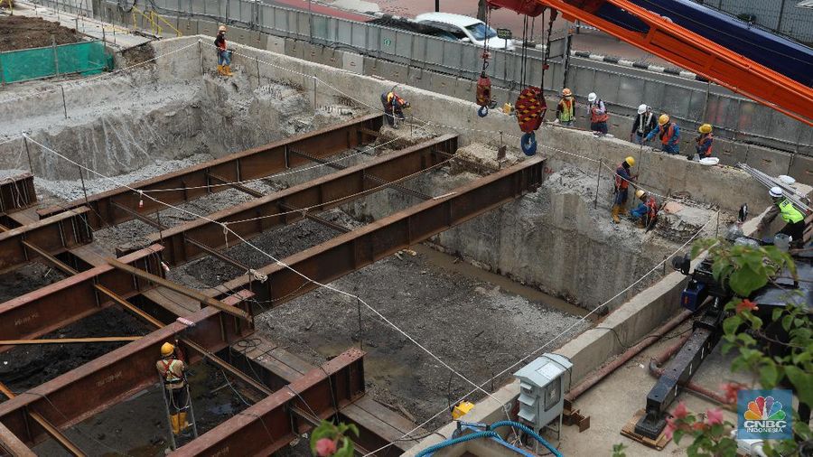 Pekerja menyelesaikan pengerjaan pembangunan proyek MRT Fase II CP 201 di kawasan  M.H. Thamrin, Jakarta, Rabu (1/12/2021). (CNBC Indonesia/Andrean Kristianto)