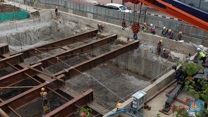 Pekerja menyelesaikan pengerjaan pembangunan proyek MRT Fase II CP 201 di kawasan  M.H. Thamrin, Jakarta, Rabu (1/12/2021). (CNBC Indonesia/Andrean Kristianto)