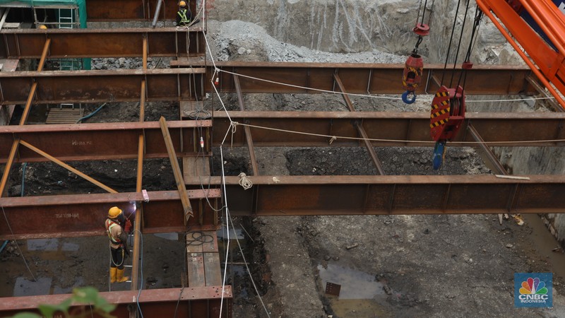 Pekerja menyelesaikan pengerjaan pembangunan proyek MRT Fase II CP 201 di kawasan M.H. Thamrin, Jakarta, Rabu (1/12/2021). (CNBC Indonesia/Andrean Kristianto) Pekerja menyelesaikan pengerjaan pembangunan proyek MRT Fase II CP 201 di kawasan M.H. Thamrin, Jakarta, Rabu (1/12/2021). (CNBC Indonesia/Andrean Kristianto)