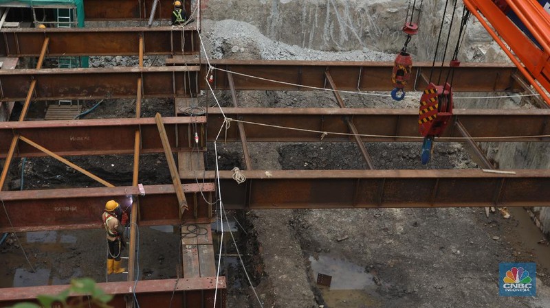 Pekerja menyelesaikan pengerjaan pembangunan proyek MRT Fase II CP 201 di kawasan  M.H. Thamrin, Jakarta, Rabu (1/12/2021). (CNBC Indonesia/Andrean Kristianto)
