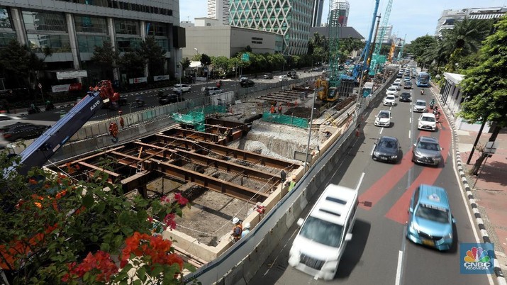 Pekerja menyelesaikan pengerjaan pembangunan proyek MRT Fase II CP 201 di kawasan M.H. Thamrin, Jakarta, Rabu (1/12/2021). (CNBC Indonesia/Andrean Kristianto) Pekerja menyelesaikan pengerjaan pembangunan proyek MRT Fase II CP 201 di kawasan M.H. Thamrin, Jakarta, Rabu (1/12/2021). (CNBC Indonesia/Andrean Kristianto)