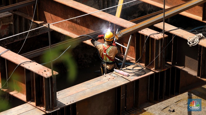 Pekerja menyelesaikan pengerjaan pembangunan proyek MRT Fase II CP 201 di kawasan M.H. Thamrin, Jakarta, Rabu (1/12/2021). (CNBC Indonesia/Andrean Kristianto) Pekerja menyelesaikan pengerjaan pembangunan proyek MRT Fase II CP 201 di kawasan M.H. Thamrin, Jakarta, Rabu (1/12/2021). (CNBC Indonesia/Andrean Kristianto)