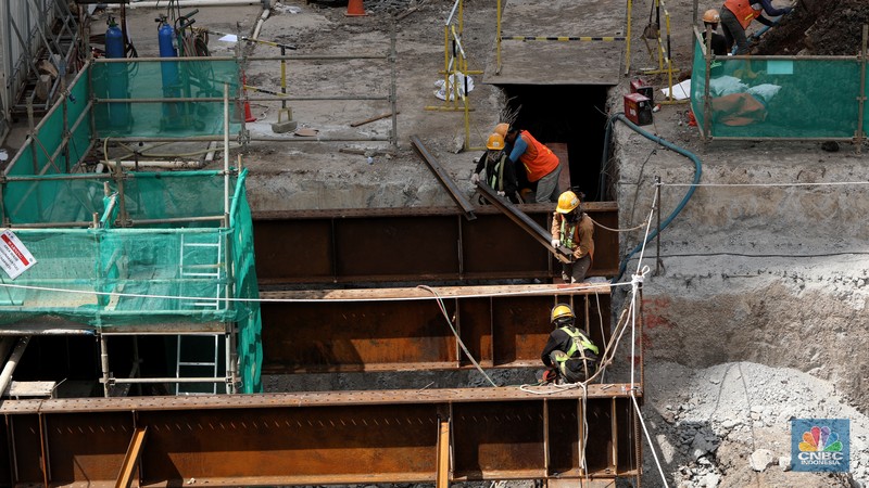 Pekerja menyelesaikan pengerjaan pembangunan proyek MRT Fase II CP 201 di kawasan M.H. Thamrin, Jakarta, Rabu (1/12/2021). (CNBC Indonesia/Andrean Kristianto) Pekerja menyelesaikan pengerjaan pembangunan proyek MRT Fase II CP 201 di kawasan M.H. Thamrin, Jakarta, Rabu (1/12/2021). (CNBC Indonesia/Andrean Kristianto)