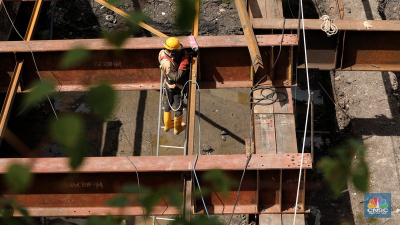 Pekerja menyelesaikan pengerjaan pembangunan proyek MRT Fase II CP 201 di kawasan M.H. Thamrin, Jakarta, Rabu (1/12/2021). (CNBC Indonesia/Andrean Kristianto) Pekerja menyelesaikan pengerjaan pembangunan proyek MRT Fase II CP 201 di kawasan M.H. Thamrin, Jakarta, Rabu (1/12/2021). (CNBC Indonesia/Andrean Kristianto)