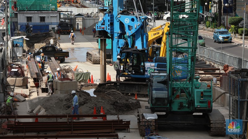 Pekerja menyelesaikan pengerjaan pembangunan proyek MRT Fase II CP 201 di kawasan M.H. Thamrin, Jakarta, Rabu (1/12/2021). (CNBC Indonesia/Andrean Kristianto) Pekerja menyelesaikan pengerjaan pembangunan proyek MRT Fase II CP 201 di kawasan M.H. Thamrin, Jakarta, Rabu (1/12/2021). (CNBC Indonesia/Andrean Kristianto)
