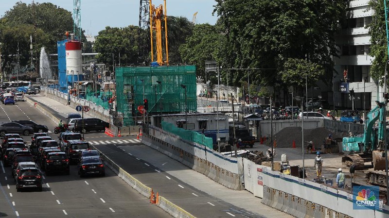 Pekerja menyelesaikan pengerjaan pembangunan proyek MRT Fase II CP 201 di kawasan  M.H. Thamrin, Jakarta, Rabu (1/12/2021). (CNBC Indonesia/Andrean Kristianto)