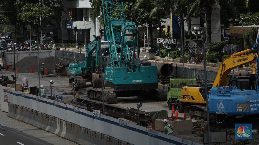 Pekerja menyelesaikan pengerjaan pembangunan proyek MRT Fase II CP 201 di kawasan  M.H. Thamrin, Jakarta, Rabu (1/12/2021). (CNBC Indonesia/Andrean Kristianto)