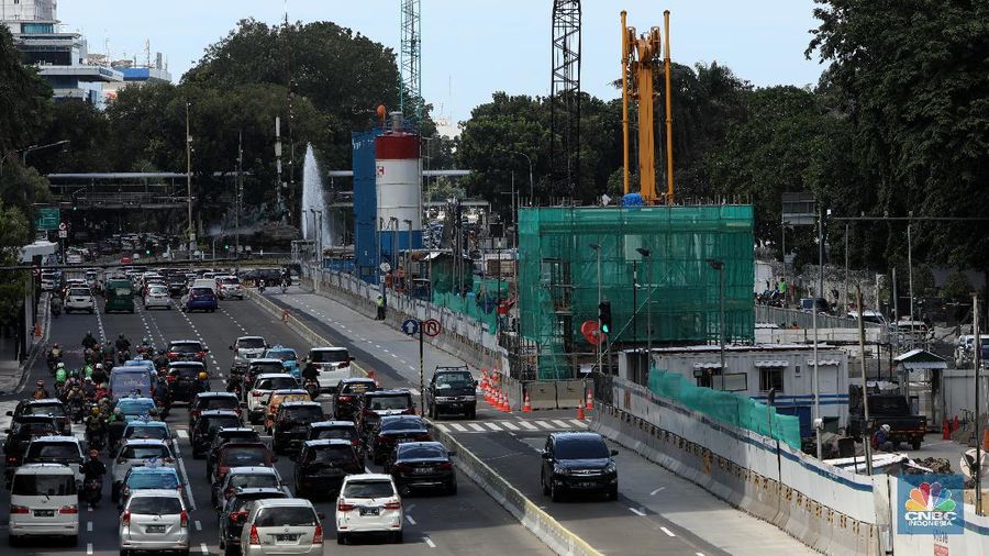 Pekerja menyelesaikan pengerjaan pembangunan proyek MRT Fase II CP 201 di kawasan  M.H. Thamrin, Jakarta, Rabu (1/12/2021). (CNBC Indonesia/Andrean Kristianto)