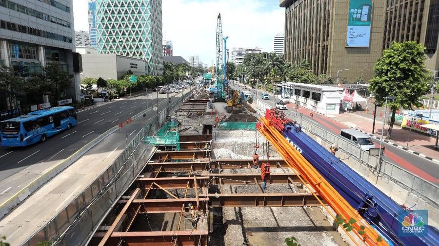 Pekerja menyelesaikan pengerjaan pembangunan proyek MRT Fase II CP 201 di kawasan  M.H. Thamrin, Jakarta, Rabu (1/12/2021). (CNBC Indonesia/Andrean Kristianto)