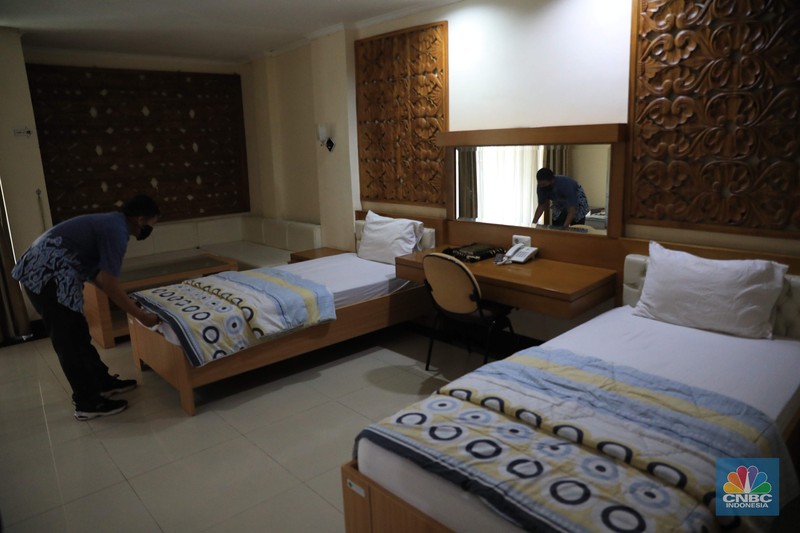 Petugas Asrama Haji Pondok Gede saat meninjau persiapan asrama haji Pondok Gede, Jakarta, Rabu (1/12/2021). (CNBC Indonesia/Muhammad SabkI)