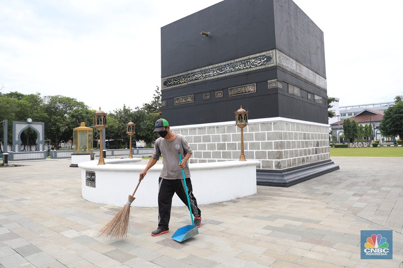 Petugas Asrama Haji Pondok Gede saat meninjau persiapan asrama haji Pondok Gede, Jakarta, Rabu (1/12/2021). (CNBC Indonesia/Muhammad SabkI)