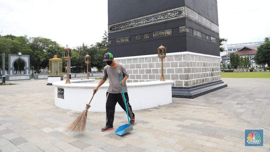 Petugas Asrama Haji Pondok Gede saat meninjau persiapan asrama haji Pondok Gede, Jakarta, Rabu (1/12/2021). (CNBC Indonesia/Muhammad SabkI)