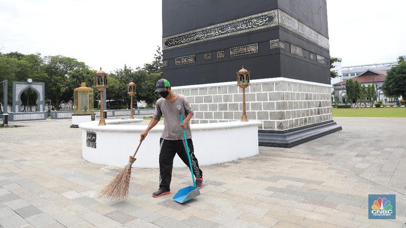 Petugas Asrama Haji Pondok Gede saat meninjau persiapan asrama haji Pondok Gede, Jakarta, Rabu (1/12/2021). (CNBC Indonesia/Muhammad SabkI)