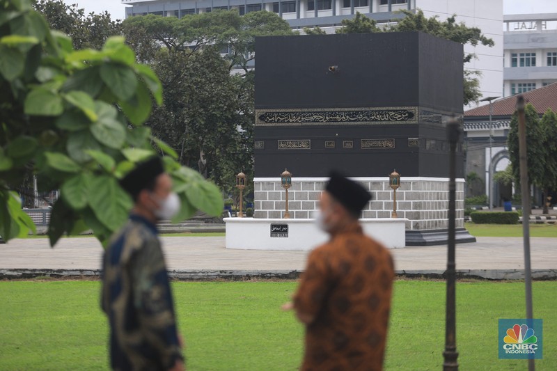 Petugas Asrama Haji Pondok Gede saat meninjau persiapan asrama haji Pondok Gede, Jakarta, Rabu (1/12/2021). (CNBC Indonesia/Muhammad SabkI) Petugas Asrama Haji Pondok Gede saat meninjau persiapan asrama haji Pondok Gede, Jakarta, Rabu (1/12/2021). (CNBC Indonesia/Muhammad SabkI)