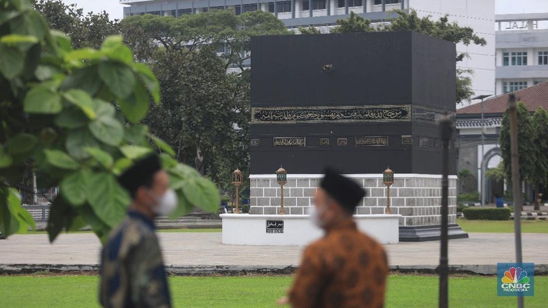 Petugas Asrama Haji Pondok Gede saat meninjau persiapan asrama haji Pondok Gede, Jakarta, Rabu (1/12/2021). (CNBC Indonesia/Muhammad SabkI)