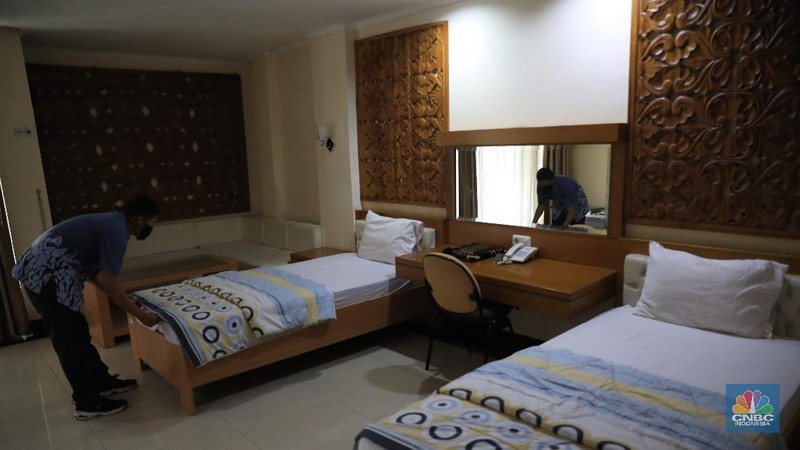 Petugas Asrama Haji Pondok Gede saat meninjau persiapan asrama haji Pondok Gede, Jakarta, Rabu (1/12/2021). (CNBC Indonesia/Muhammad SabkI)