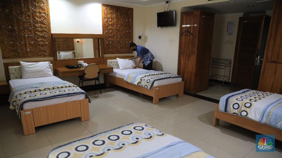 Petugas Asrama Haji Pondok Gede saat meninjau persiapan asrama haji Pondok Gede, Jakarta, Rabu (1/12/2021). (CNBC Indonesia/Muhammad SabkI)