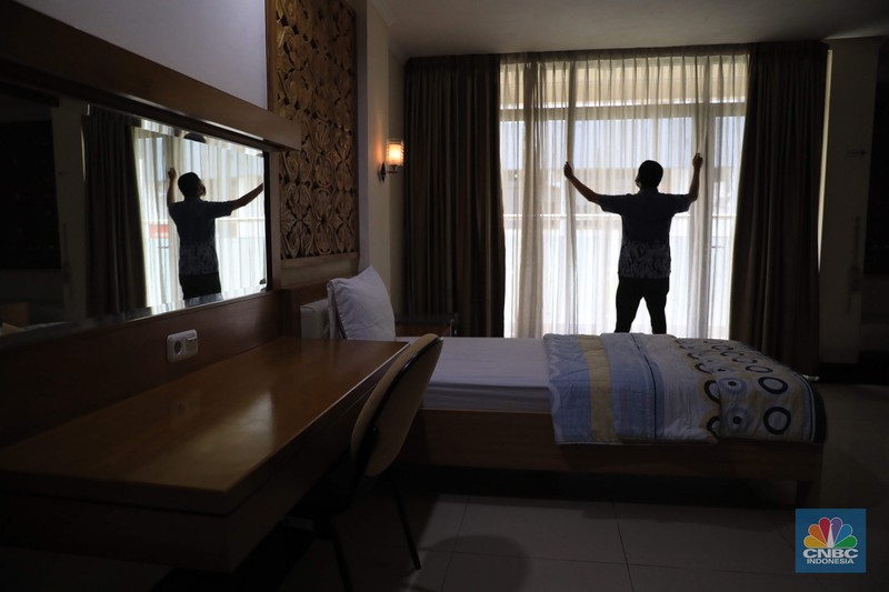 Petugas Asrama Haji Pondok Gede saat meninjau persiapan asrama haji Pondok Gede, Jakarta, Rabu (1/12/2021). (CNBC Indonesia/Muhammad SabkI)