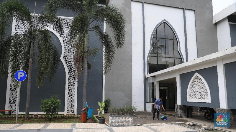Petugas Asrama Haji Pondok Gede saat meninjau persiapan asrama haji Pondok Gede, Jakarta, Rabu (1/12/2021). (CNBC Indonesia/Muhammad SabkI)