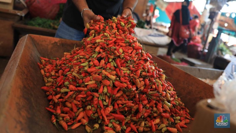 Suasana pedagang di Pasar Induk, Kramat jati, Jakarta Timur, Rabu, (1/12/2021). (CNBC Indonesia/Muhammad Sabki)