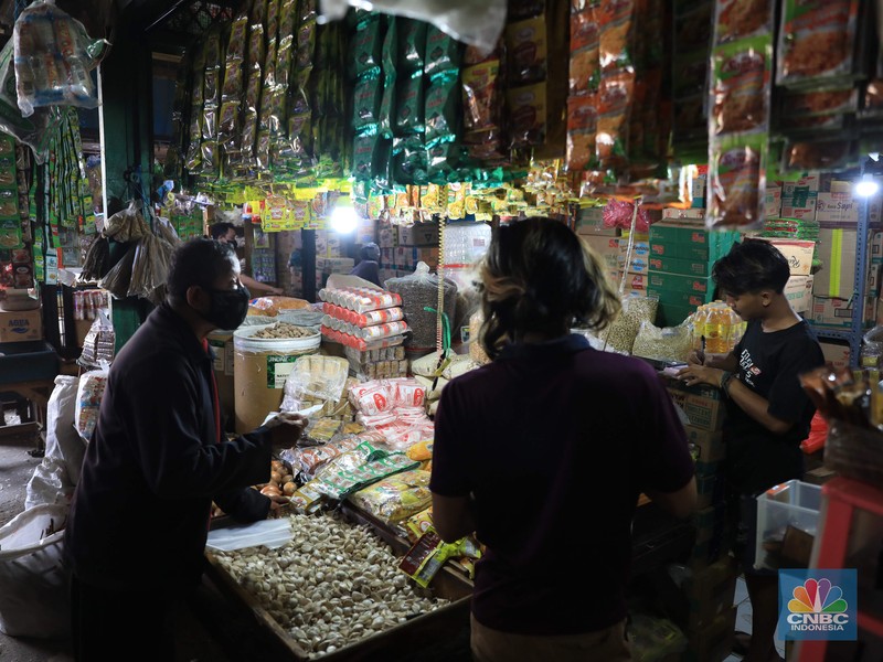 Suasana pedagang di Pasar Induk, Kramat jati, Jakarta Timur, Rabu, (1/12/2021). (CNBC Indonesia/Muhammad Sabki)